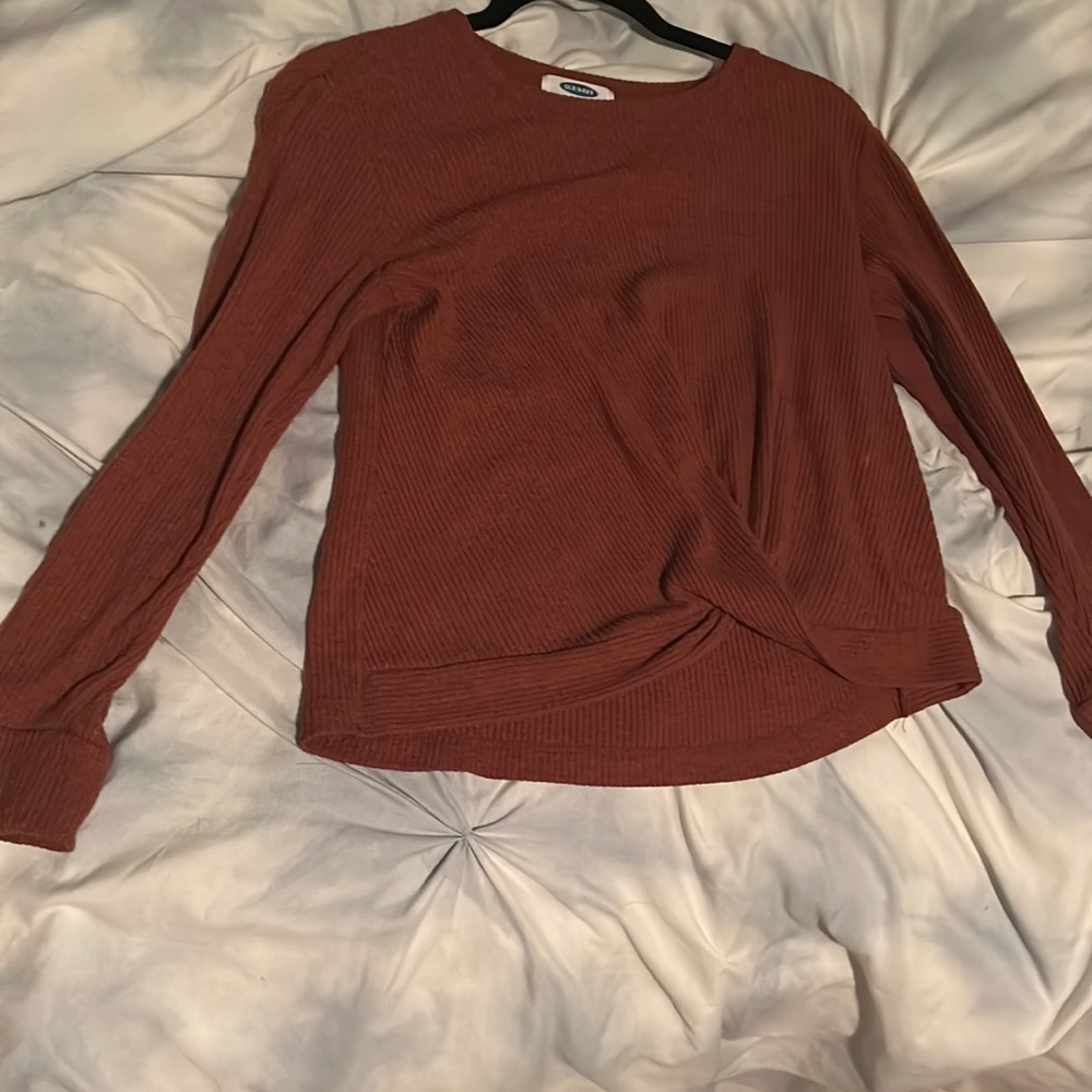 Burgundy crew neck with twisted bottom